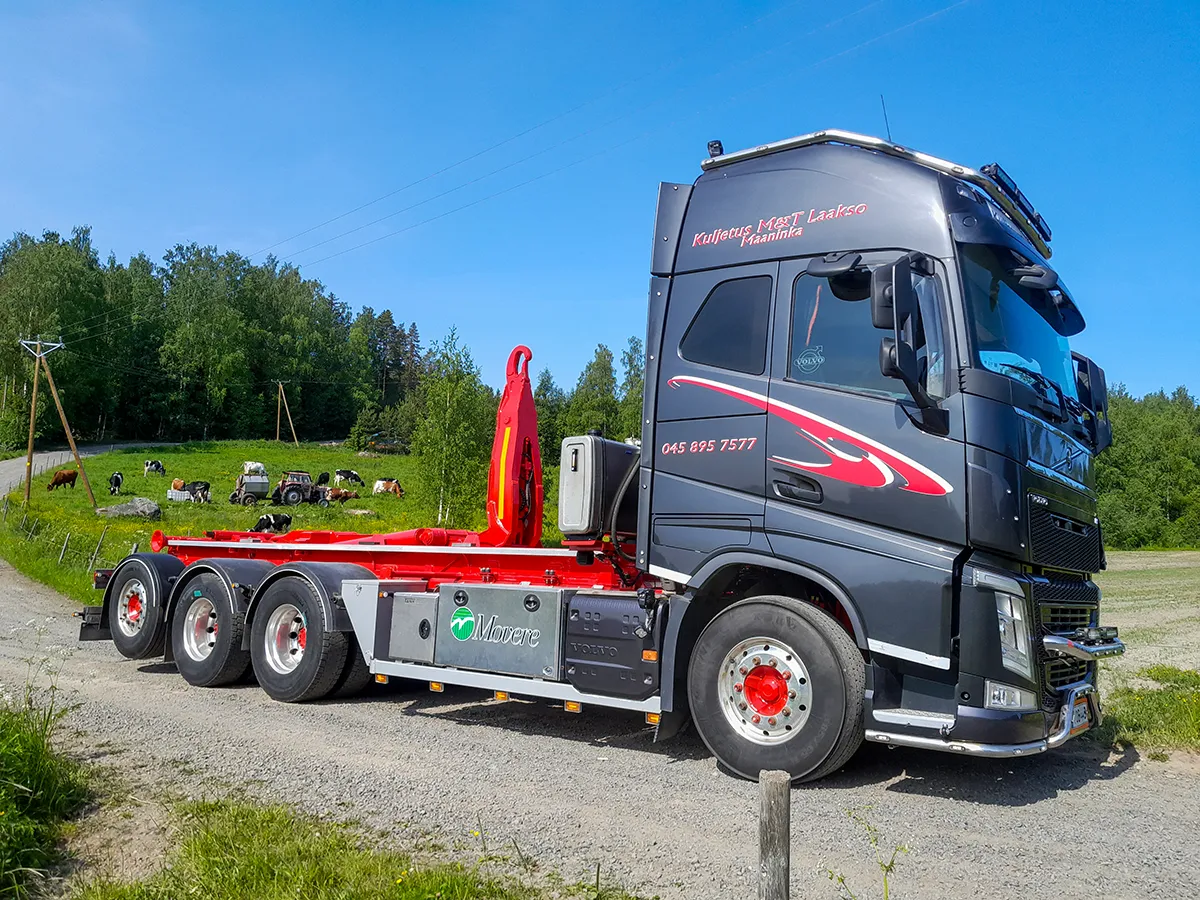 kuorma-auto maaseutumaisemissa